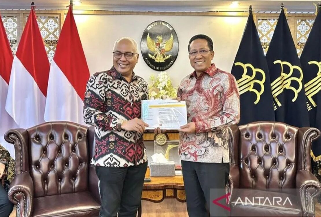 Menteri Hukum Supratman Andi Agtas (kanan) dan Ketua UmumÂ PWI Akhmad Munir (kiri) saat audiensi di Kantor Kementerian Hukum, Jakarta, Kamis (11/9/2025). ANTARA/HO-PWI/am.