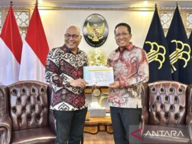 Menteri Hukum Supratman Andi Agtas (kanan) dan Ketua UmumÂ PWI Akhmad Munir (kiri) saat audiensi di Kantor Kementerian Hukum, Jakarta, Kamis (11/9/2025). ANTARA/HO-PWI/am.